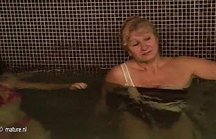 XXX Szczupła dziewczyna nastolatka na plaży nowotworem, a darmowe ostre filmy porno także wykonuje