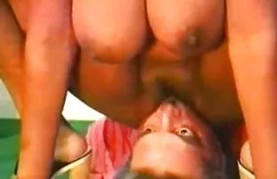 XXX Zdjął ostre porno filmiki za darmo słuchawki i został członkiem.