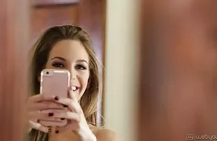XXX Rosyjska blondynka w łóżku z jednym facetem sex filmiki ostry sex