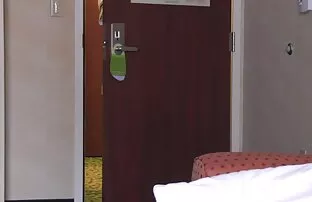 XXX Reżyser nie może się powstrzymać od wsadzenia laseczki filmy ostre porno za darmo w dupę